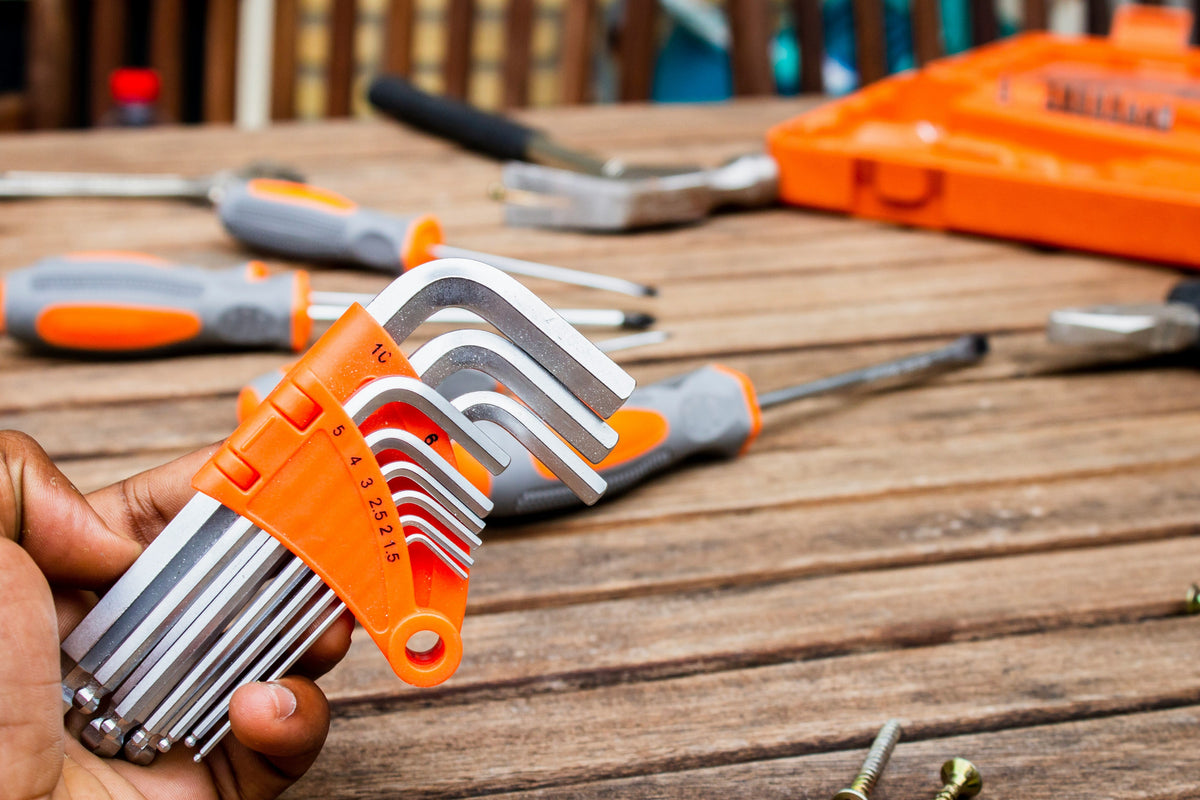 Hex key set with multiple sizes for tightening hex bolts