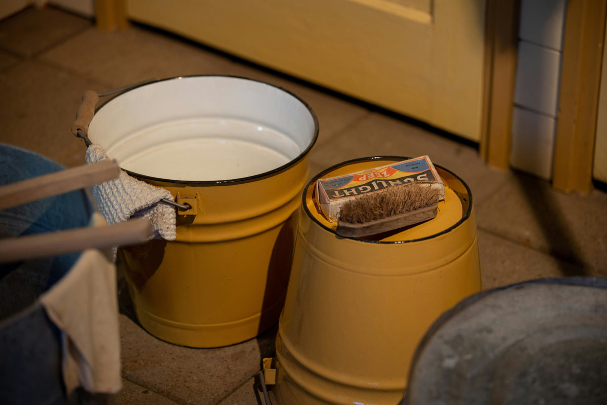Car wash bucket with grit guard insert for safe cleaning