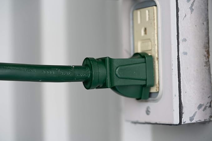 Southwire Outdoor Extension Cord - Durable Medium-Duty Yard & Patio Cable - SJTW Extension - 14 Gauge - 3 Conductor - 3 Outlet - Green - 25 Foot
